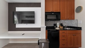 Une cuisine moderne avec des meubles en bois, un four à micro-ondes et un lave-vaisselle.