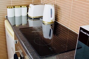 Een koelkast, een microgolfoven, een oven, een kookplaat