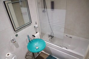 Haartrockner, Handtücher, Seife, Toilettenpapier