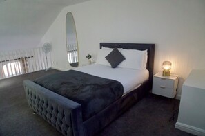 1 slaapkamer, een strijkplank/strijkijzer, gratis wifi, beddengoed