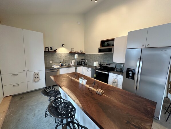 Microwave, oven, stovetop, dishwasher - Newly built, large modern timber frame apartment in Charlotte, VT (Charlotte)