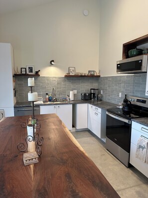 Microondas, horno, placa de cocina, lavavajillas
