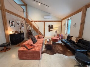 Smart TV, fireplace - Newly built, large modern timber frame apartment in Charlotte, VT (Charlotte)
