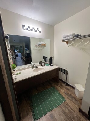 Standard Room | Bathroom | Combined shower/bathtub, hair dryer, towels, soap - SDC Nightly Rentals (Branson)