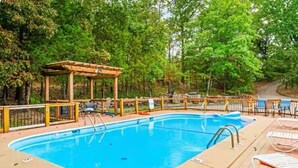 Seasonal outdoor pool - SDC Nightly Rentals (Branson)