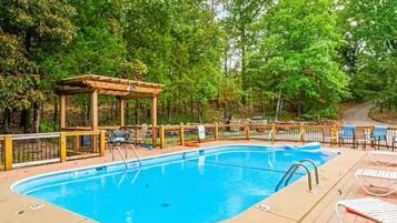 Kolam renang terbuka bermusim