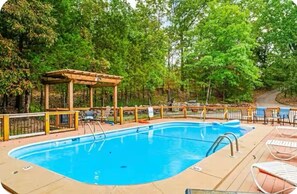 Kolam renang terbuka bermusim 