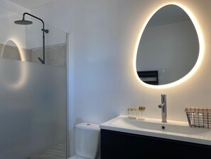 Haartrockner, Handtücher, Seife, Toilettenpapier