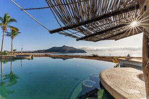 Outdoor pool - Beachfront, incredible views, 4bd, 4+ba, fish/swim/snorkel in the Sea of Cortez (Baja California Sur Z.C)
