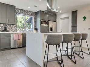 Køleskab, mikrobølgeovn, ovn, kogeplade