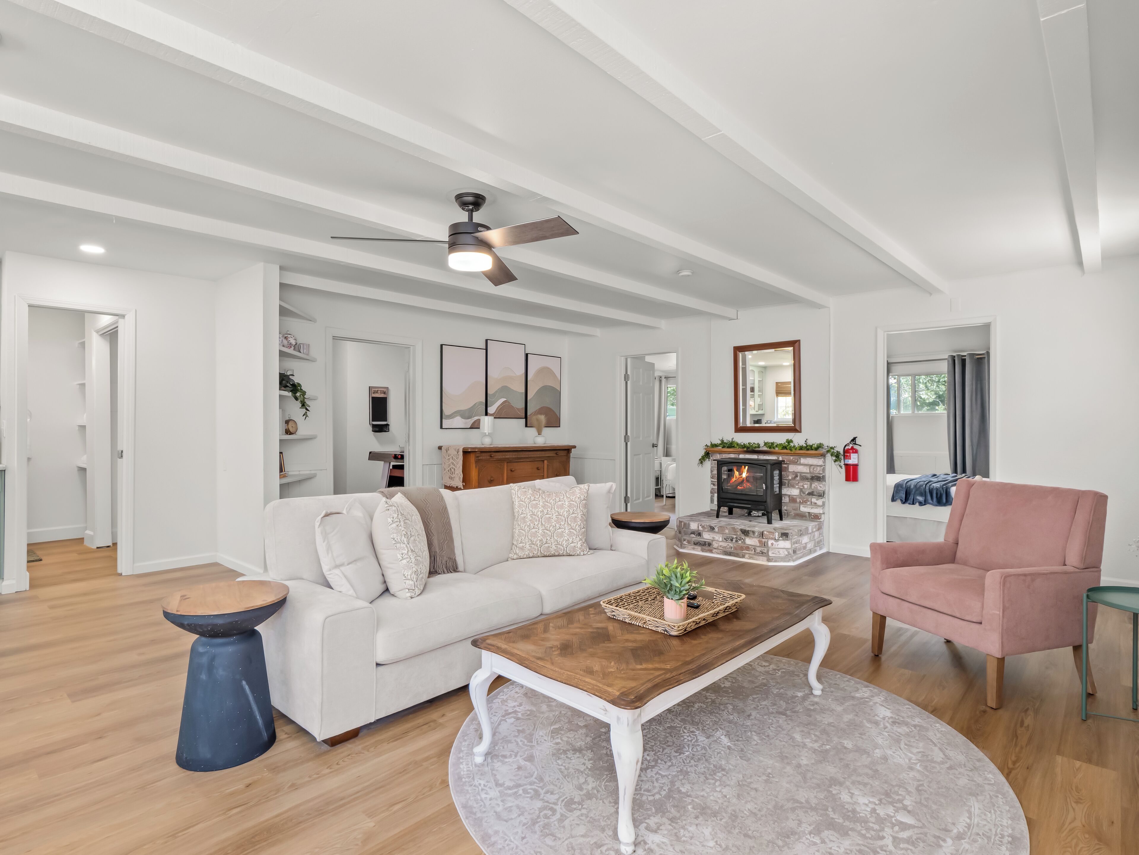 Een smart-tv en een tafeltennistafel