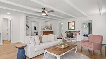 Smart TV, table tennis