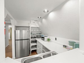 Een koelkast, een microgolfoven, een oven, een kookplaat