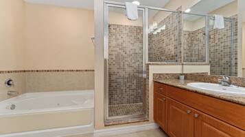 Haartrockner, Handtücher, Seife, Toilettenpapier