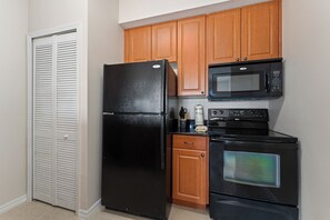 Private kitchen - King Bed Suite, Kitchen, Near Theme Parks (Orlando)