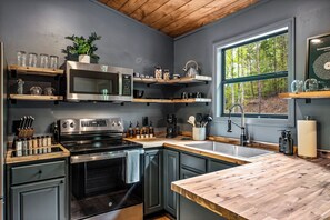 冷蔵庫、電子レンジ、オーブン、コンロ