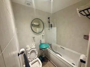 Secadora de cabello, toallas, jabón, papel de baño 