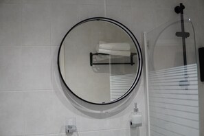 Hiustenkuivaaja, pyyhkeet, saippua, vessapaperi