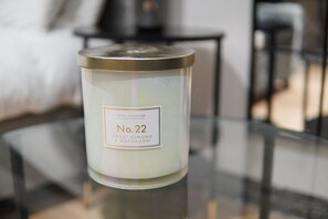 Sèche-cheveux, serviettes fournies, savon, papier toilette