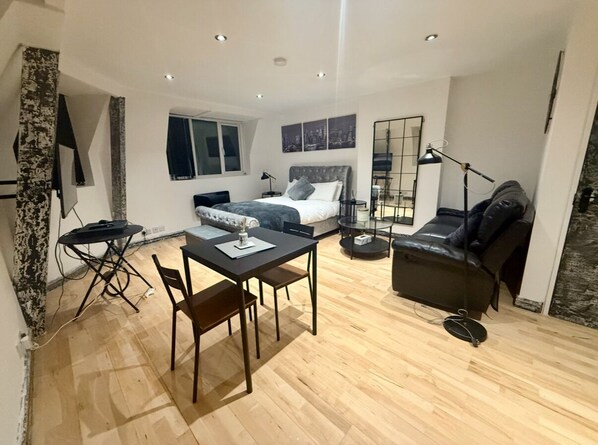 1 chambre, fer et planche à repasser, Wi-Fi gratuit, draps fournis
