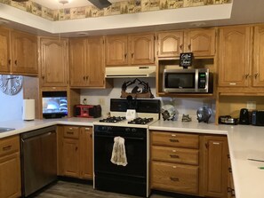 Een koelkast, een microgolfoven, een oven, een kookplaat