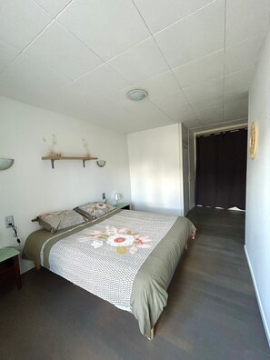 2 habitaciones, tabla de planchar con plancha, wifi y ropa de cama 