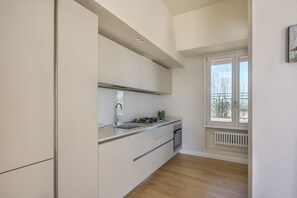 Køleskab, mikrobølgeovn, ovn, kogeplade