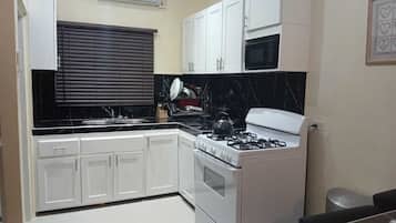Microondas, horno, placa de cocina