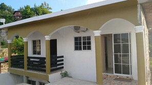 Terrace/patio - 3-bedroom in lovely Amity Hall with WiFi, AC, Private Bathrooms, Best View (Amity Hal)