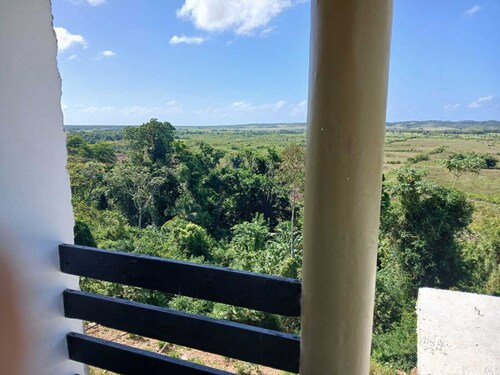 3-bedroom in lovely Amity Hall with WiFi, AC, Private Bathrooms, Best View