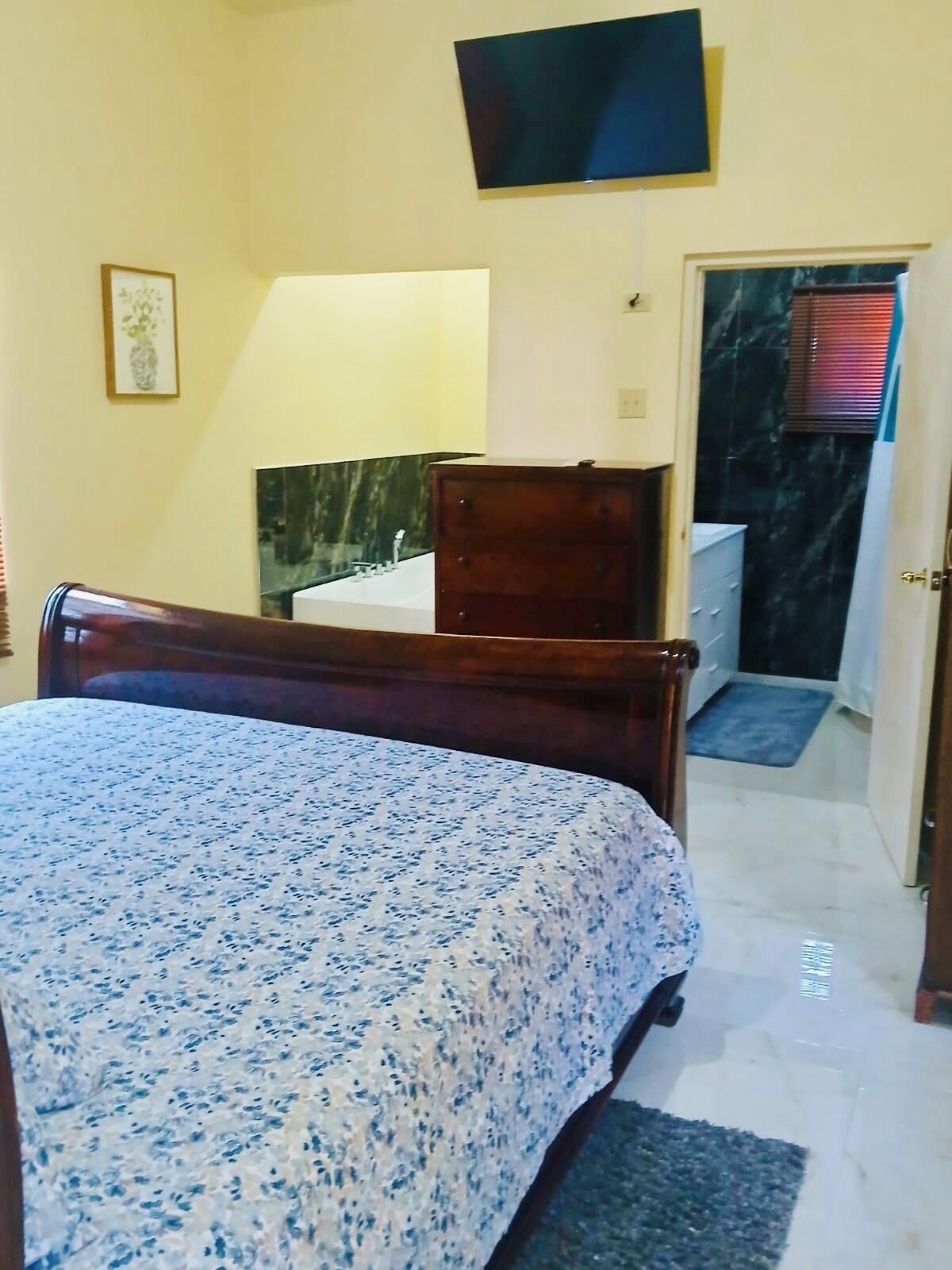 3 habitaciones, tabla de planchar con plancha, wifi y ropa de cama 