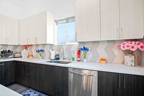 Fridge, microwave, oven, stovetop - E. 2 Homes: Sleeps 26 by Universal + Patio, Games, Parking: FIFA SoFi World Cup (Los Angeles)