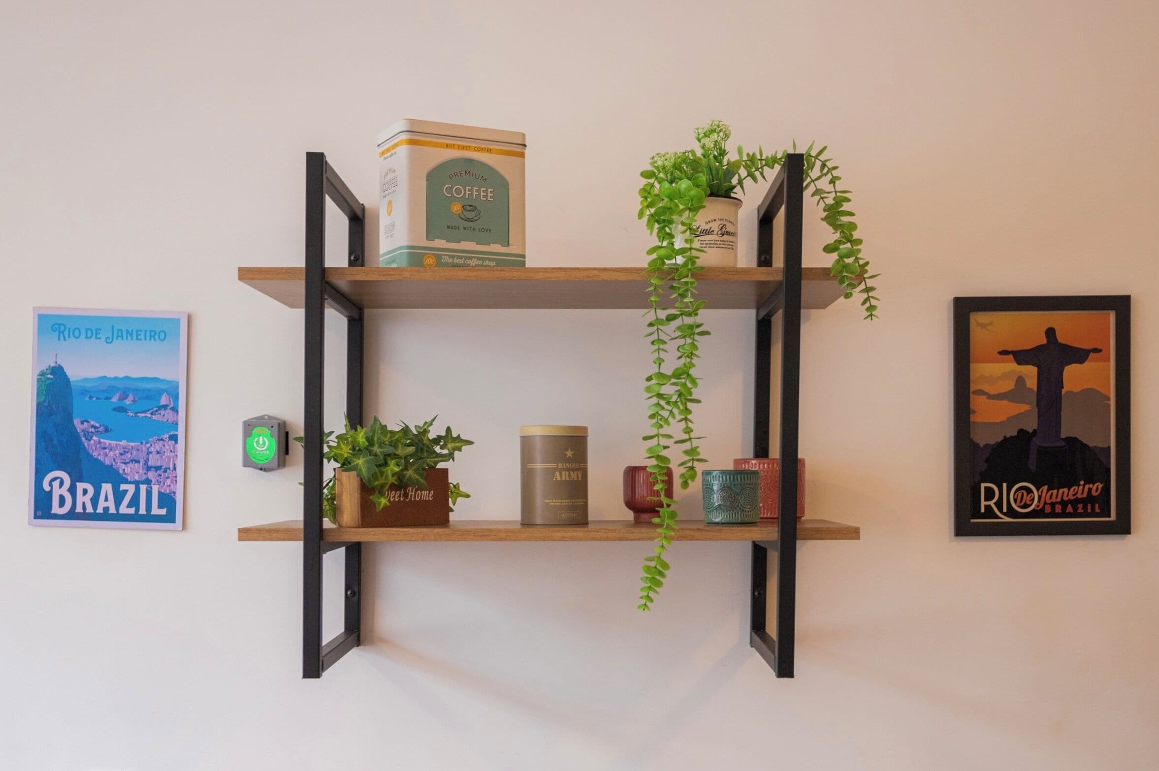 Une étagère avec une boîte de café, une plante et une bougie.