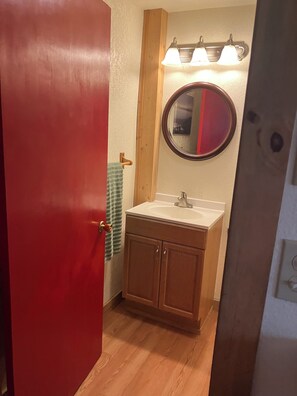 Chuveiro, secador de cabelo, toalhas de banho