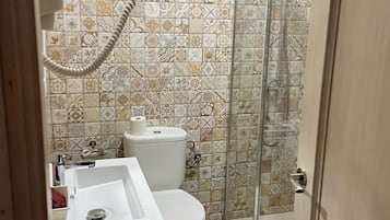 Twin Room | Bathroom | Shower, free toiletries, hair dryer, towels
