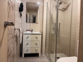 Ducha, artículos de tocador gratuitos, secador de pelo, toallas