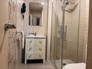 Single Room | Bilik Mandi | Pancuran mandi, kelengkapan dandanan diri percuma, pengering rambut