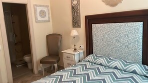 Basic Double Room | Meja, Wi-fi percuma
