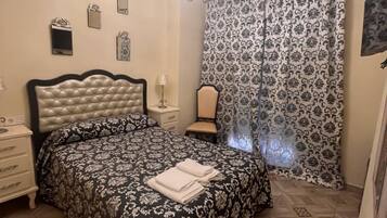 Eenvoudige tweepersoonskamer | Een bureau, gratis wifi