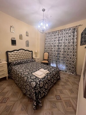 Basic Double Room | Desk, free WiFi - Hostal Flor de Lis - Lojo (Conil de la Frontera)