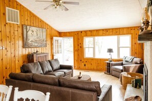 Smart TV, fireplace, books - Unplug, Unwind, and Explore at Papa's Place. (Scottville)