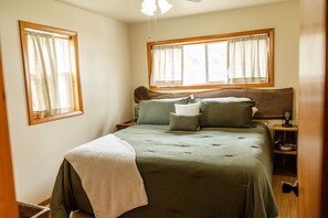 2 bedrooms, travel crib, free WiFi, bed sheets - Unplug, Unwind, and Explore at Papa's Place. (Scottville)