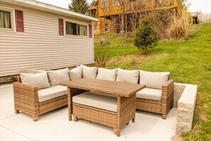 Outdoor dining - Unplug, Unwind, and Explore at Papa's Place. (Scottville)
