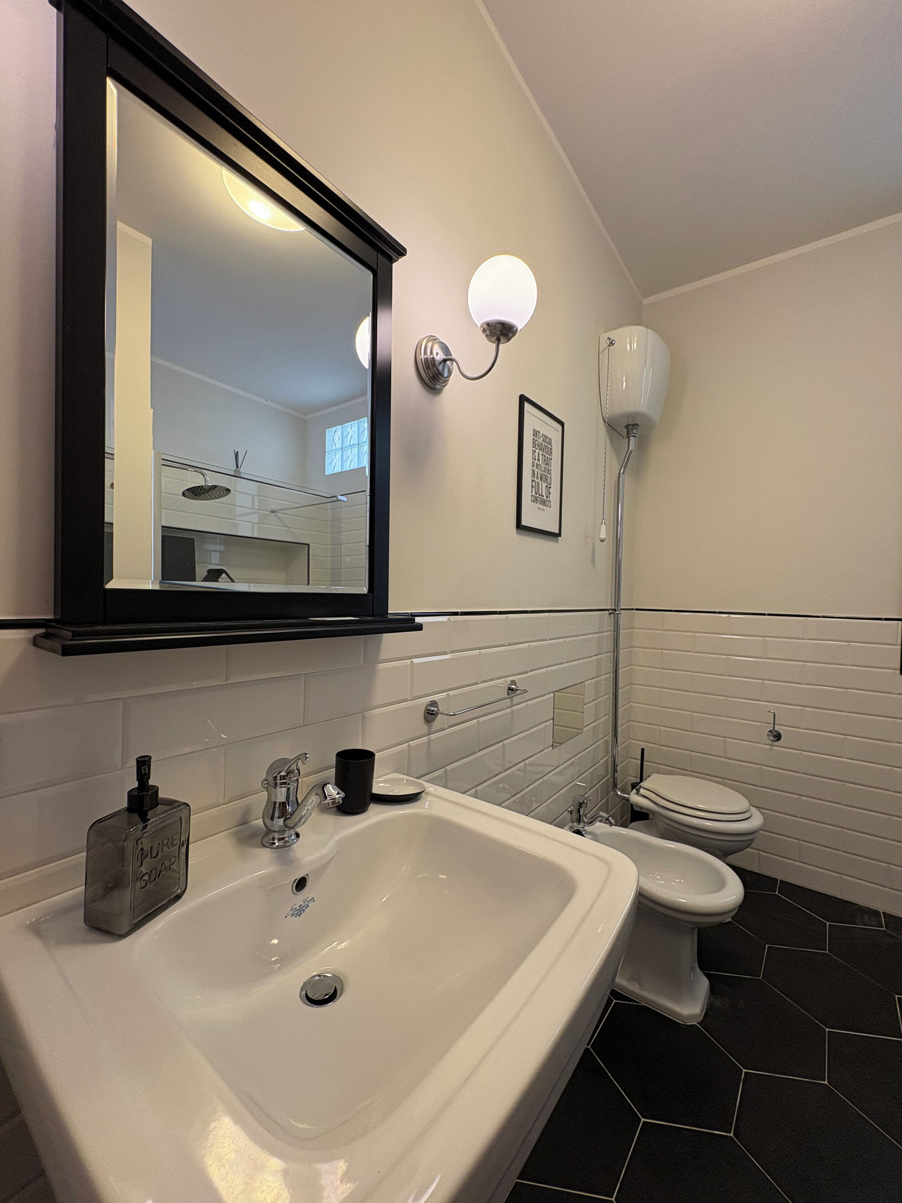 Douche, sèche-cheveux, bidet, serviettes fournies