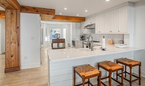 Appart'hôtel, plusieurs lits, balcon, vue océan (632 New Haven) | Cuisine privée | Réfrigérateur, micro-ondes, four, plaque de cuisson