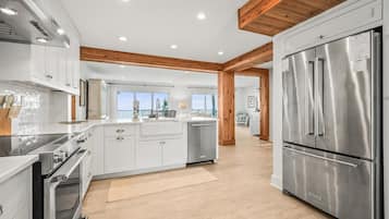 Apartment, Mehrere Betten, Balkon, Meerblick (632 New Haven) | Eigene Küche | Kühlschrank, Mikrowelle, Ofen, Herdplatte