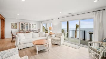 Apartment, Mehrere Betten, Balkon, Meerblick (632 New Haven) | Wohnbereich | 42-Zoll-Flachbildfernseher mit Digitalempfang