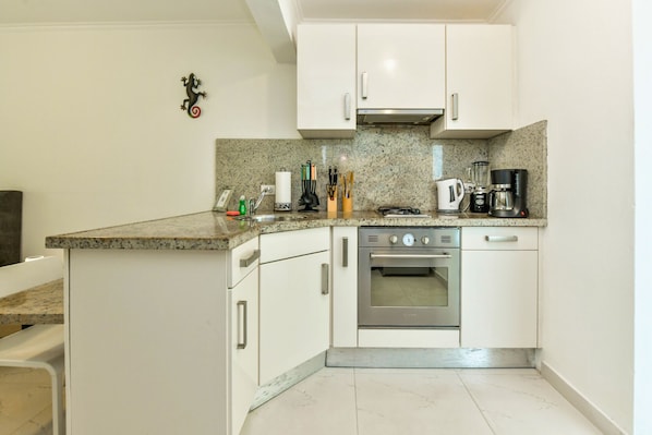 Kühlschrank, Ofen, Wasserkocher mit Kaffee-/Teezubehör