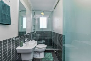 Shower, hair dryer, towels