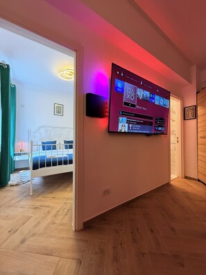 1 habitación, escritorio, tabla de planchar con plancha y wifi 